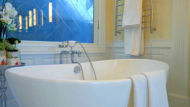 bath tub with white towels