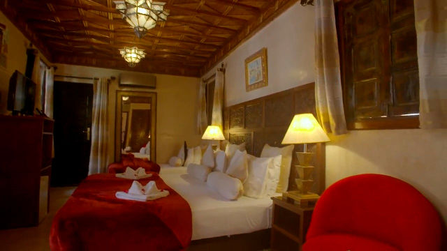 moroccan bedroom idea white red